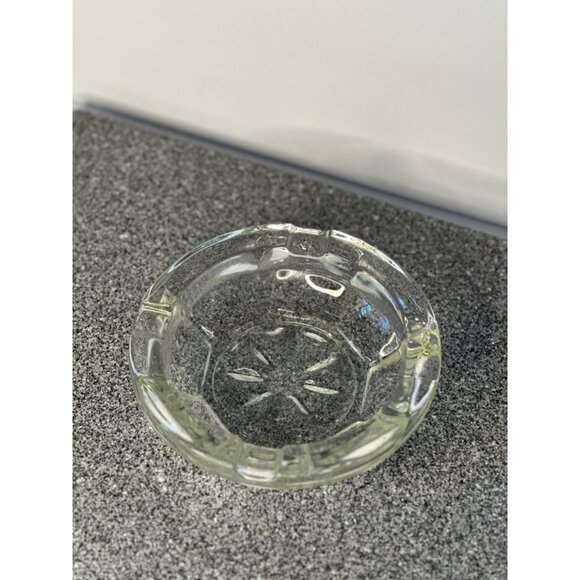 MCM VTG Heavy Clear Pressed Glass Ashtray Daisy Petal Pattern Round Ashtray - Picture 2 of 3
